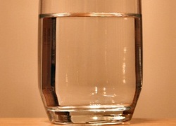 Normal_glass-of-water_glas_wiki_-c_