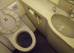 Normal_wc_toilet-aircraft_lavatory