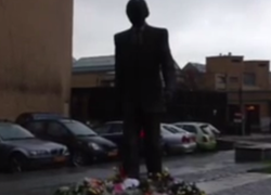 Bloemen van leerlingen voor Nelson Mandela in Den Haag