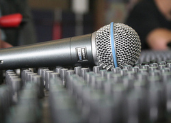 Leerlingen Meidoornschool in studio RTV Stadskanaal