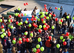 Normal_leerlingen_en_medewerkers_talent_laten_ballonnen_op