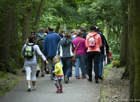 Kinderen en volwassenen lopen Avond4daagse vanuit huis