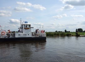 Veerpontjes op de Maas liggen stil, maar scholieren hebben misschien geluk