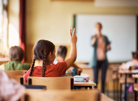 Volgens onderzoek doen leerlingen het beter als de docent aantrekkelijk is