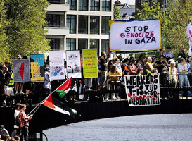 UvA-gebouw Roeterseilandcampus door honderden demonstranten bezet 