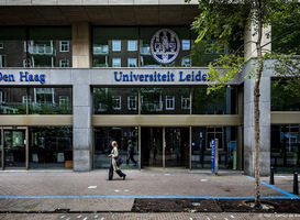 Colleges pand Universiteit Leiden in Den Haag afgelast, iedereen moet naar buiten