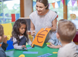 Kinderopvang betaalbaarder voor middeninkomens, toeslag gaat omhoog