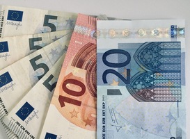 Normal_fifty-euros-with-20-20-5-bills-overhead-flat-lay-2023-11-27-04-58-00-utc