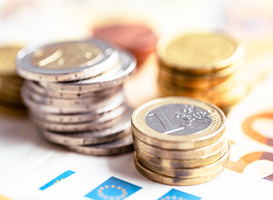 Normal_euro-coins-on-euro-banknotes-2023-11-27-05-14-52-utc