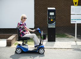 Tijdens scootmobieltraining oefenen deelnemers op speciaal parcours