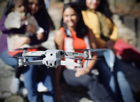 Kindcentrum Driemaster laat gratis schoollunches brengen door drone