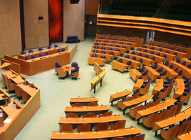 Leskoffertje voor basisscholen uitgereikt aan Kamerleden