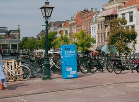 Studenten verrast tijdens introductieweek met gratis meubels in de stad