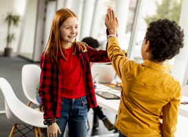 Naar school met de auto zorgt voor verkeerschaos, Soest start met High-Five