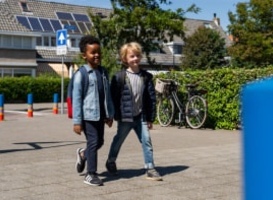 VVN roept ouders op kinderen vaker te voet of per fiets naar school te brengen