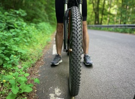 Scholieren in Hoogeveen ontvangen waarschuwingsflyer aan hun fatbike 