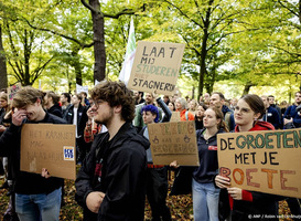 Studenten demonstreren tegenover de Tweede Kamer tegen langstudeerboete