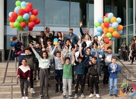 Kinderen Zomerschool geven boek met verhalen aan jarig Amsterdam