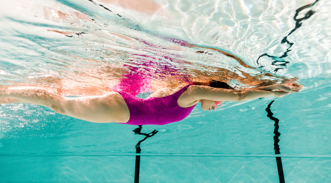 Carousel_woman-swimming-underwater-in-swimming-pool-with-bl-2023-11-27-05-06-57-utc