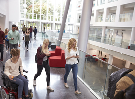 Studenten en docenten lezen bezwaarschriften voor tijdens marathon 