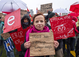 Duizenden studenten en medewerkers komen op protest hoger onderwijs af