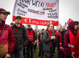 Studenten demonstreren voor het ministerie van Onderwijs