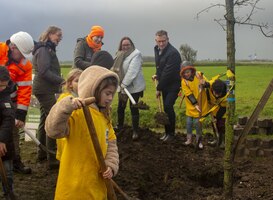 Leerlingen planten bomen tijdens Gelderse Boomfeestdag 