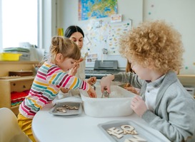 Vooral oudere medewerkers kinderopvang halen taaleis niet 