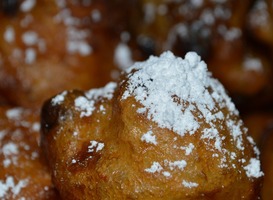 Leerlingen uit Enschede delen oliebollen uit in zorgcentra 