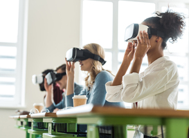 Academie Verloskunde laat studenten met virtual reality-bril bevallingen oefenen