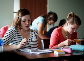 Academici stoppen eerder met lesgeven dan hbo-geschoolde collega's 