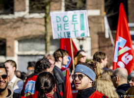 Studenten en docenten voeren actie op Garenmarktplein in Leiden