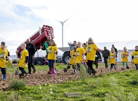 Leerlingen planten tijdens eerste Utrechtse BoerenBoomfeestdag een beukenhaag